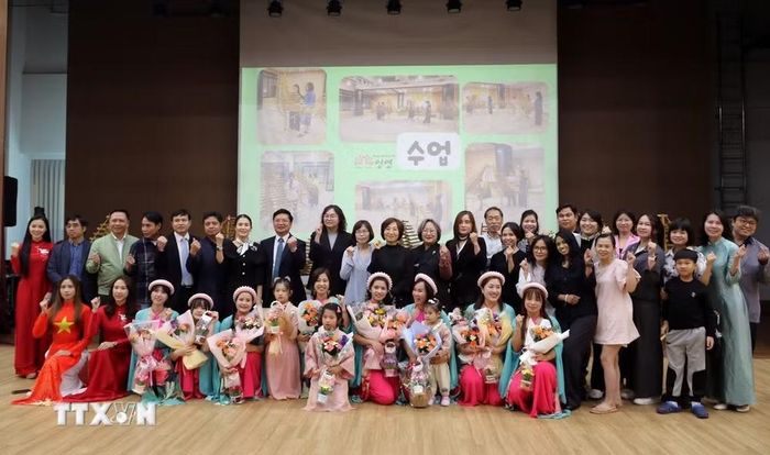 Cán bộ các cơ quan đại diện Việt Nam, đại diện các tổ chức, cộng đồng người Việt tại Hàn Quốc và lãnh đạo các cơ quan, tổ chức của tỉnh Gyeonggi chụp ảnh lưu niệm cùng các thành viên Nhân duyên. (Ảnh: Trường Giang/TTXVN)