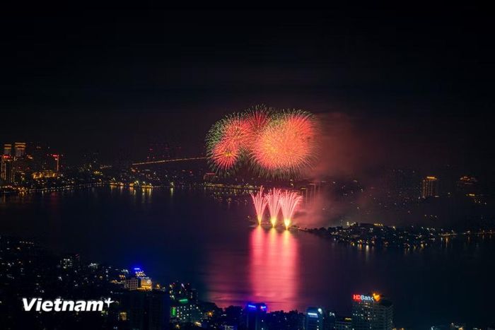 Màn pháo hoa rực rỡ trên Hồ Tây không chỉ là món quà nghệ thuật mãn nhãn, mà còn là nhịp cầu nối liền ký ức hào hùng của mùa Thu năm 1954 với khát vọng vươn mình mạnh mẽ của Hà Nội hôm nay. (Ảnh: Hoài Nam/Vietnam+)