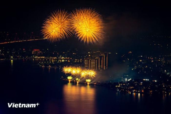 . Từ trận địa pháo hoa ven bờ Quảng Khánh, những chùm pháo hoa tầm cao bùng nổ, tỏa sáng trong màn đêm thanh bình của mặt hồ rộng lớn. (Ảnh: Hoài Nam/Vietnam+)
