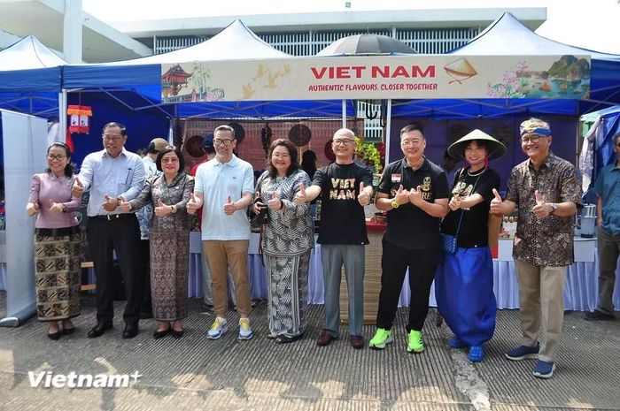 Đại sứ các nước ASEAN chụp ảnh trước gian hàng ẩm thực của Đại sứ quán Việt Nam. (Ảnh: Vietnam+)