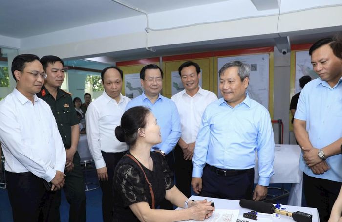 Chủ tịch UBND thành phố Vũ Đại Thắng kiểm tra công tác tổ chức lấy ý kiến cộng đồng dân cư hoàn thiện quy hoạch sông Hồng.