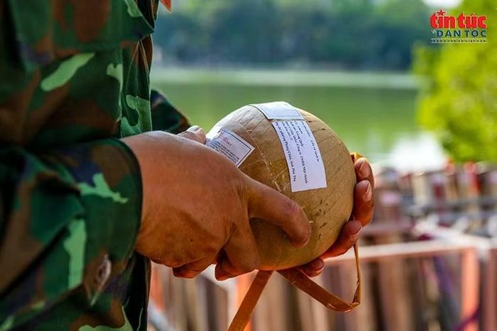 Từng quả pháo hoa được kiểm tra cẩn thận trước khi đưa vào ống phóng, bảo đảm yêu cầu kỹ thuật.
