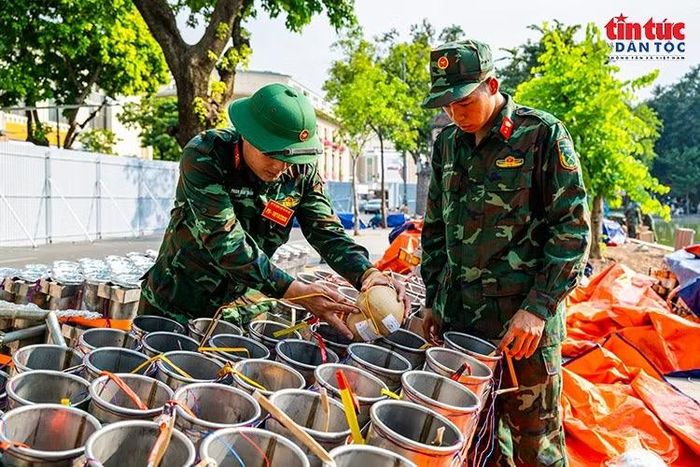 Thực hiện lắp đặt pháo hoa vào hệ thống ống phóng tại trận địa hồ Hoàn Kiếm.