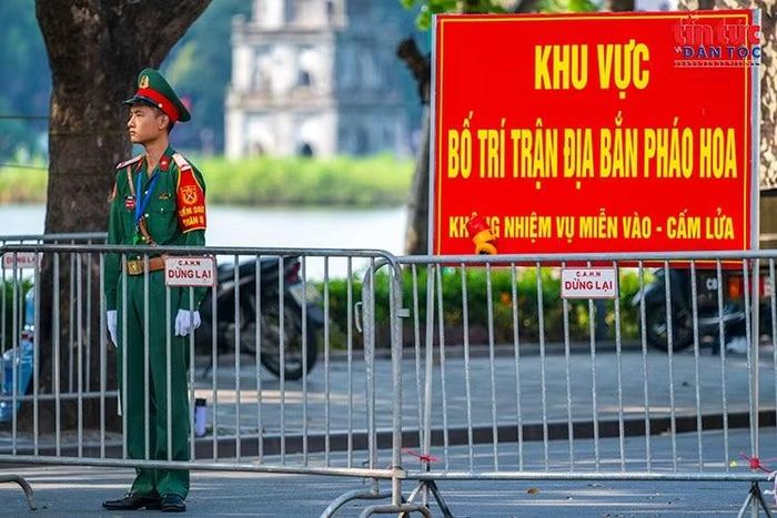 Lực lượng quân đội tổ chức canh gác, kiểm soát nghiêm ngặt khu vực trận địa pháo hoa hồ Hoàn Kiếm.