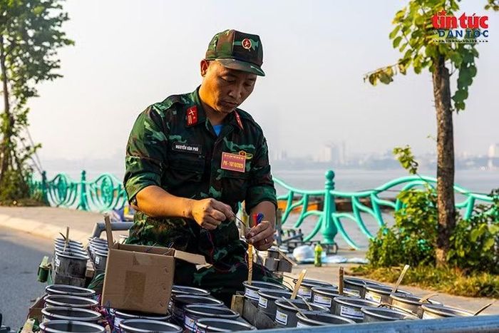 Cán bộ quân đội kiểm tra, đấu nối hệ thống dây điện tại các giàn phóng pháo hoa khu vực hồ Tây.