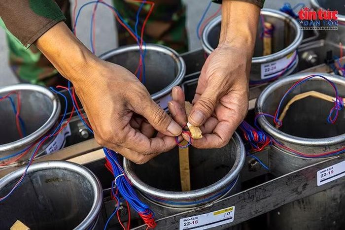 Các thao tác đấu nối dây mồi lửa điện, một trong những công đoạn đòi hỏi sự chính xác tại trận địa pháo hoa.