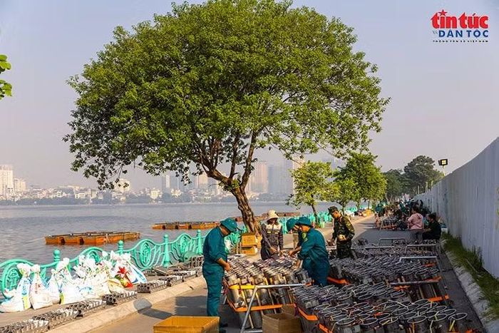 Toàn cảnh công tác chuẩn bị trận địa pháo hoa ven hồ Tây, nơi bố trí 900 giàn hỏa thuật phục vụ chương trình.