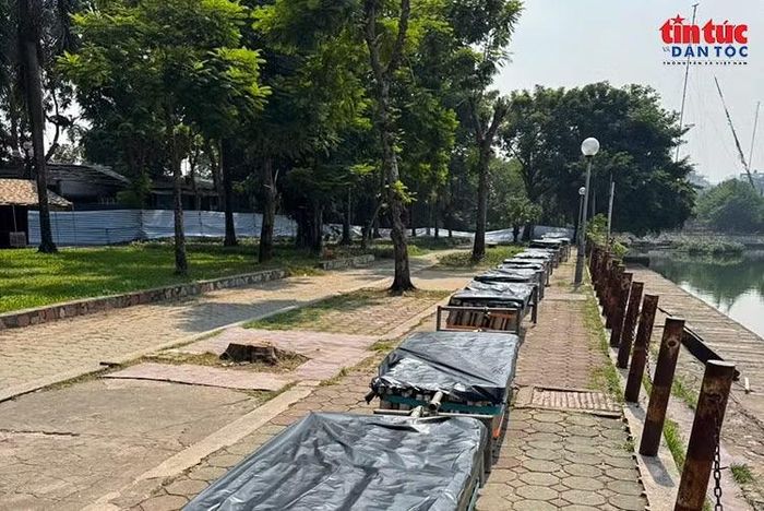 Các giàn pháo hoa được bố trí thành hàng, che phủ bảo vệ tại khu vực hồ Văn Quán, sẵn sàng cho màn trình diễn tối 10/10.