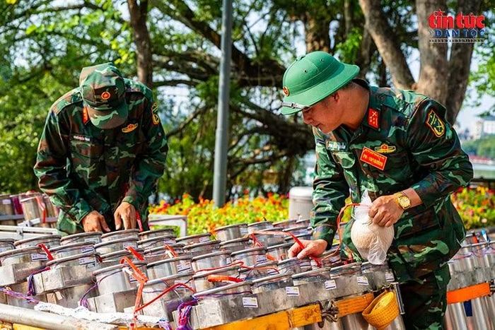 Cán bộ, chiến sĩ kiểm tra hệ thống giàn phóng, hoàn thiện những công đoạn kỹ thuật cuối cùng trước giờ khai hỏa.