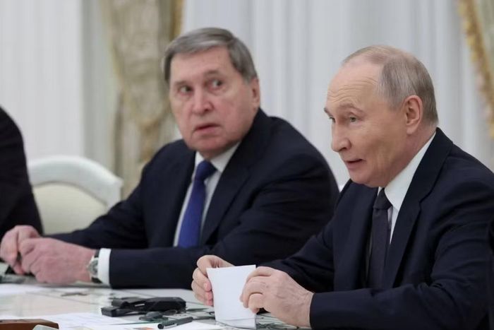Tổng thống Liên bang Nga Vladimir Putin và Trợ lý Tổng thống Yury Ushakov tham dự một cuộc họp tại Điện Kremlin ở Moscow vào ngày 18/11. Ảnh: Điện Kremlin