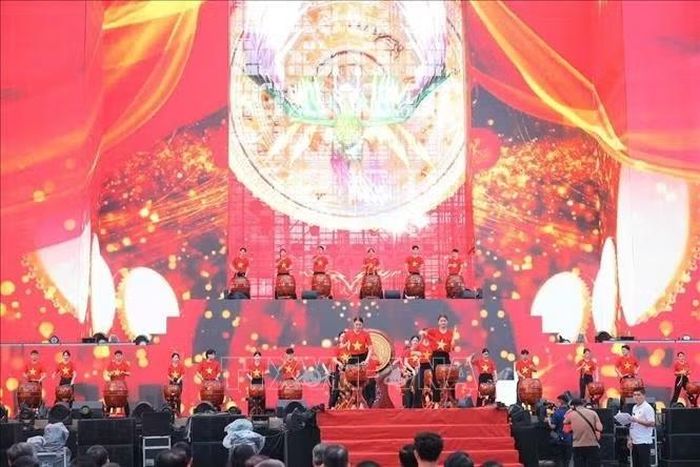 Màn trống hội biểu diễn khai mạc Lễ phát động phong trào "Mỗi người dân lựa chọn ít nhất một môn thể thao phù hợp để tập luyện thường xuyên".