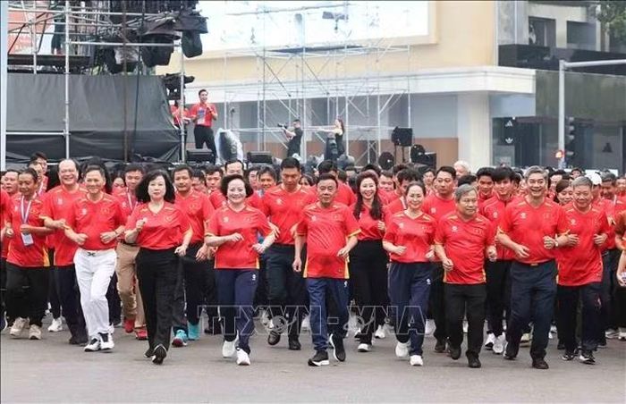 Thường trực Ban Bí thư Trần Cẩm Tú, Phó Thủ tướng Phạm Thị Thanh Trà cùng các đại biểu tham gia chạy hưởng ứng phong trào.