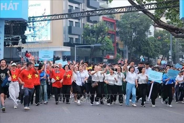 Sau lễ phát động là các hoạt động chạy, đi bộ đồng hành xung quanh khu vực hồ Hoàn Kiếm cùng hoạt động biểu diễn võ thuật, các môn thể thao.