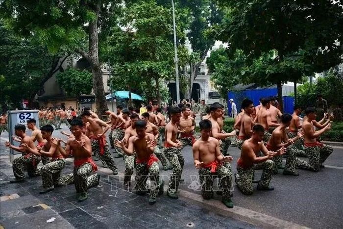 Sau lễ phát động là các hoạt động chạy, đi bộ đồng hành xung quanh khu vực hồ Hoàn Kiếm cùng hoạt động biểu diễn võ thuật, các môn thể thao.