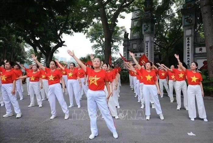 Sau lễ phát động là các hoạt động chạy, đi bộ đồng hành xung quanh khu vực hồ Hoàn Kiếm cùng hoạt động biểu diễn võ thuật, các môn thể thao.