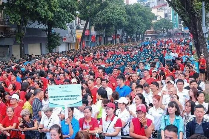 Tại Hà Nội, chương trình diễn ra ở Quảng trường Đông Kinh Nghĩa Thục và khu vực xung quanh hồ Hoàn Kiếm. Sau nghi thức phát động, các lực lượng sẽ tham gia chạy, đi bộ đồng hành và nhiều hoạt động giao lưu, trải nghiệm, hướng dẫn tập luyện, tư vấn sức khỏe.