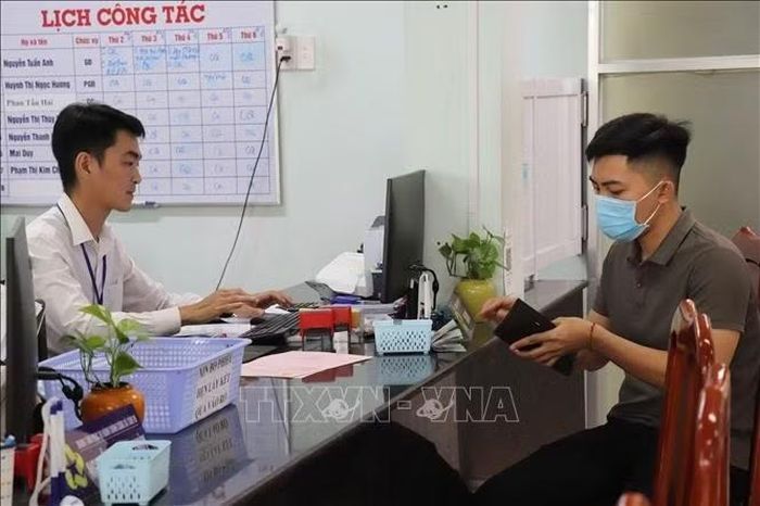 Anh Bùi Công Minh, ngụ xã Tầm Vu, cho biết việc thực hiện thủ tục hành chính hiện nay thuận tiện, thoải mái hơn trước rất nhiều.