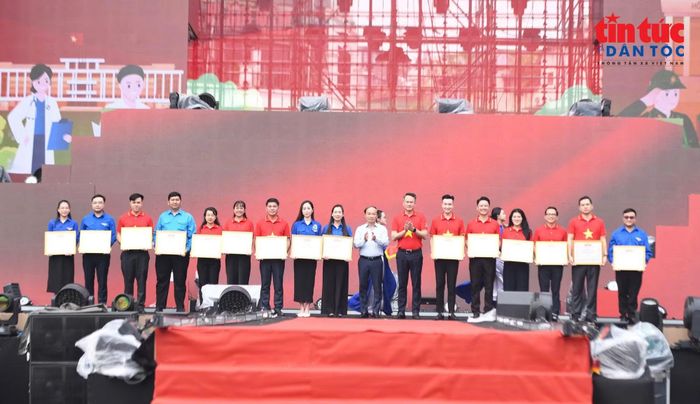 Ông Phạm Tất Thắng và anh Nguyễn Kim Quy trao bằng khen cho các tỉnh thành đoàn có thành tích xuất sắc trong triển khai hành trình"Tôi yêu Tổ quốc tôi".