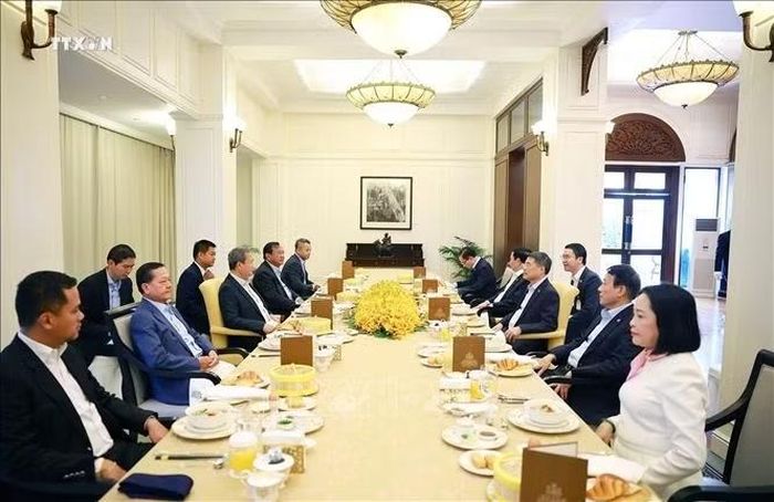 Thủ tướng Lê Minh Hưng và Thủ tướng Campuchia Hun Manet ăn sáng và làm việc. Ảnh: Dương Giang/TTXVN