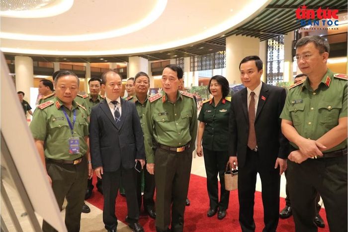 Các đại biểu tham quan triển lãm tại Hội thảo.