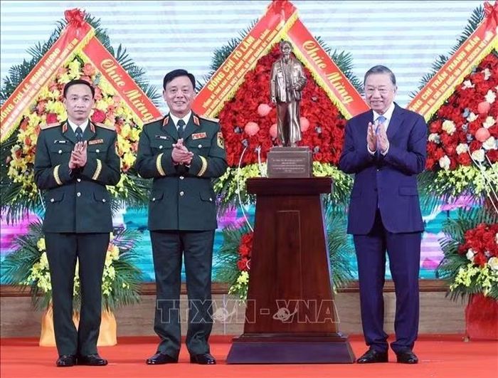 Tổng Bí thư, Chủ tịch nước Tô Lâm tặng bức tượng Chủ tịch Hồ Chí Minh cho Bộ Tư lệnh Thủ đô Hà Nội. Ảnh: Thống Nhất/TTXVN
