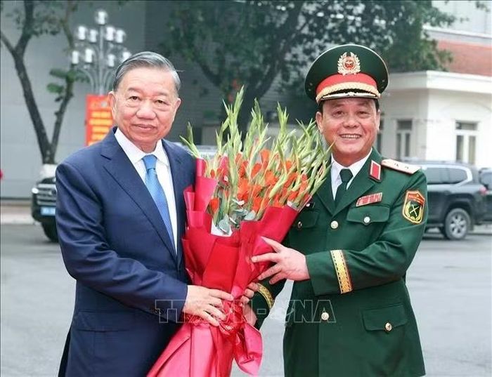 Trung tướng Đào Văn Nhận, Uỷ viên Ban Thường vụ Thành uỷ, Tư lệnh Bộ Tư lệnh Thủ đô Hà Nội tặng hoa, chào đón Tổng Bí thư, Chủ tịch nước Tô Lâm đến dự buổi lễ. Ảnh: Thống Nhất/TTXVN