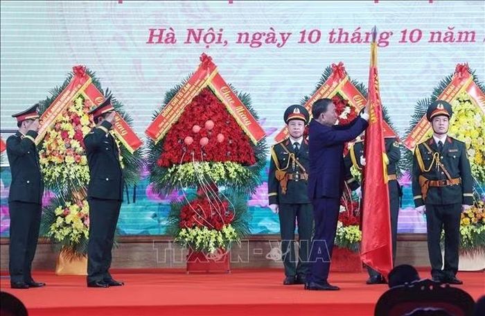 Tổng Bí thư, Chủ tịch nước Tô Lâm trao Danh hiệu Anh hùng Lực lượng vũ trang nhân dân tặng Bộ Tư lệnh Thủ đô Hà Nội. Ảnh: Thống Nhất/TTXVN