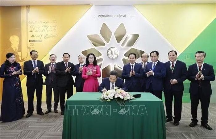 Chủ tịch Quốc hội Trần Thanh Mẫn viết lưu bút tại Học viện Nông nghiệp Việt Nam. Ảnh: Doãn Tấn/TTXVN
