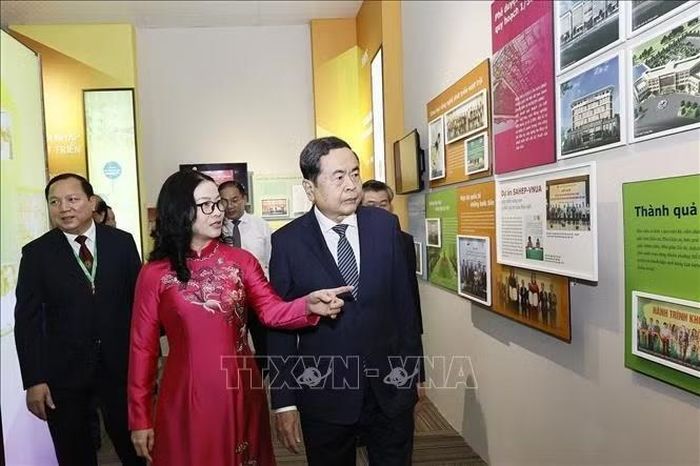 Chủ tịch Quốc hội Trần Thanh Mẫn tham quan phòng truyền thống của Học viện Nông nghiệp Việt Nam. Ảnh: Doãn Tấn/TTXVN