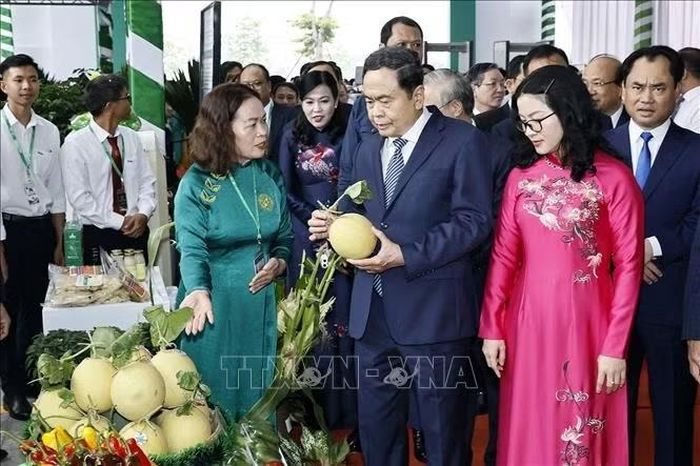 Chủ tịch Quốc hội Trần Thanh Mẫn và đại biểu tham quan trưng bày sản phẩm của Học viện Nông nghiệp Việt Nam. Ảnh: Doãn Tấn/TTXVN