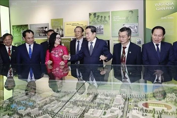 Chủ tịch Quốc hội Trần Thanh Mẫn tham quan phòng truyền thống của Học viện Nông nghiệp Việt Nam. Ảnh: Doãn Tấn/TTXVN