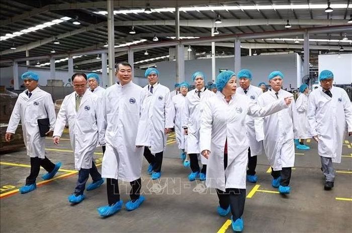 Thủ tướng Lê Minh Hưng đến thăm Công ty sữa Angkor Milk tại Campuchia. Ảnh: Dương Giang/TTXVN