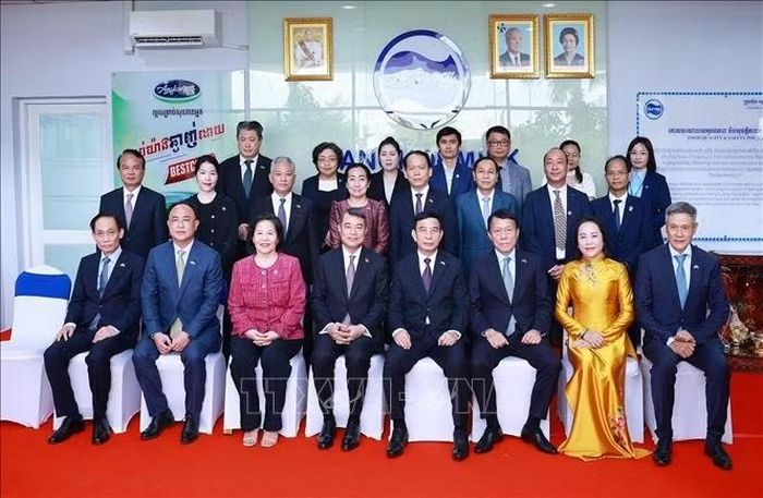 Thủ tướng Lê Minh Hưng với lãnh đạo Công ty sữa Angkor Milk. Ảnh: Dương Giang /TTXVN