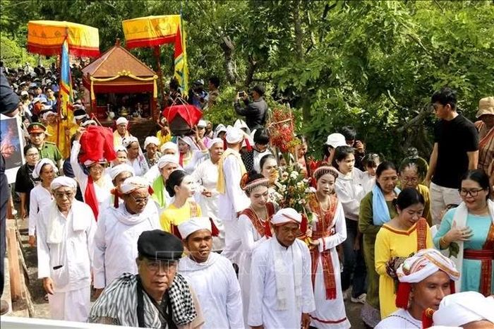 Nghi lễ nghinh rước y trang nữ thần Pô Sah Inư lên tháp chính trong Lễ hội Katê 2026.