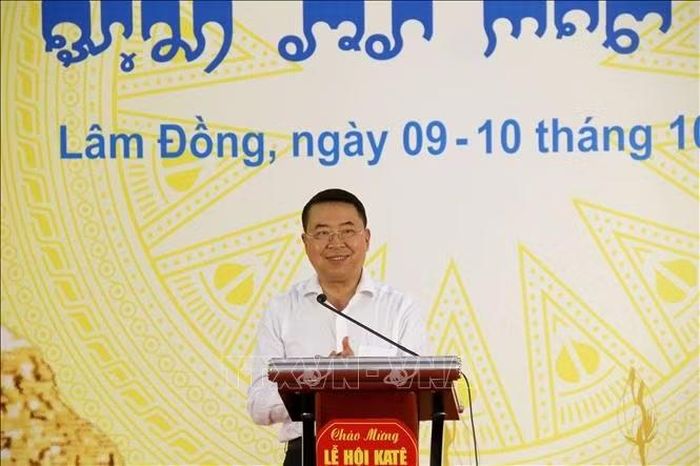 Giám đốc Sở Văn hóa, Thể thao và Du lịch Tôn Thiện San phát biểu chúc mừng Lễ hội Katê 2026 của đồng bào Chăm theo đạo Bàlamôn.