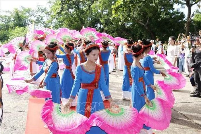 Điệu múa Chăm trong Nghi lễ nghinh rước y trang nữ thần Pô Sah Inư lên tháp chính trong Lễ hội Katê 2026.
