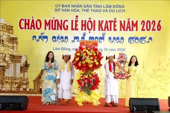 Đại diện lãnh đạo tỉnh Lâm Đồng tặng hoa chúc mừng Lễ hội Katê 2026 của đồng bào Chăm theo đạo Bàlamôn.