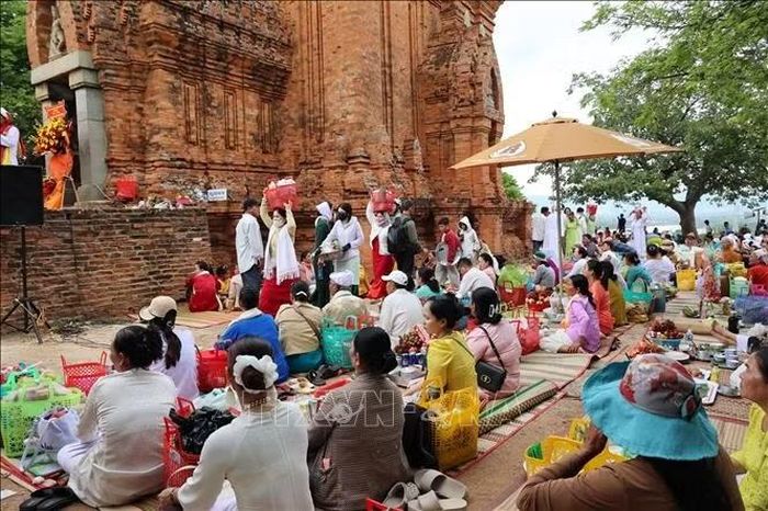 Đông đảo đồng bào Chăm và du khách tham dự Lễ hội Katê năm 2026 tại Tháp Pô Klong Garai, tỉnh Khánh Hòa, ngày 10/10/2026. Ảnh: Đặng Tuấn/TTXVN