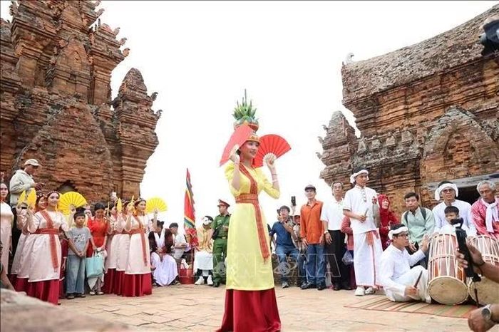 Các thiếu nữ Chăm biểu diễn múa truyền thống trong không gian Lễ hội Katê năm 2026 tại Tháp Pô Klong Garai, tỉnh Khánh Hòa. Ảnh: Đặng Tuấn/TTXVN