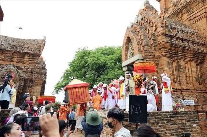 Nghi thức mở cửa tháp, tắm tượng, mặc y trang, dâng lễ được thực hiện trang nghiêm. Ảnh: Đặng Tuấn/TTXVN