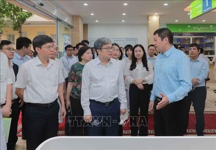 Lãnh đạo Bộ Tư pháp và thành phố Hà Nội tham quan mô hình Kiosk đăng ký khai sinh do Trung tâm Phục vụ hành chính công thành phố phối hợp Bệnh viện Phụ sản Hà Nội triển khai tại bệnh viện.