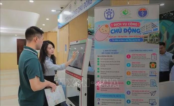 Tại đây có cán bộ Trung tâm Phục vụ hành chính công thành phố Hà Nội hướng dẫn, giúp người dân không mất thời gian tìm hiểu. Việc này khiến dịch vụ công trở nên gần gũi hơn. Nhờ tiết kiệm thời gian đi lại, gia đình có thêm thời gian chăm sóc mẹ và bé khi chào đời.