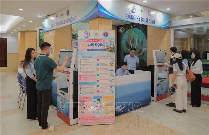 Việc đưa dịch vụ công đến tận bệnh viện tạo cảm giác vô cùng gần gũi. Nhờ tiết kiệm thời gian đi lại, gia đình có thêm thời gian quý báu để chăm sóc mẹ và bé ngay khi chào đời.