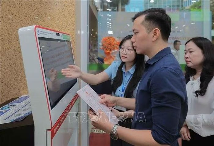 Anh Vũ Hải Hưng (phường Tây Mỗ, Hà Nội) rất hào hứng khi được nhân viên Trung tâm Phục vụ hành chính công thành phố Hà Nội tận tình hướng dẫn, giúp gia đình không mất thời gian mày mò tìm hiểu.