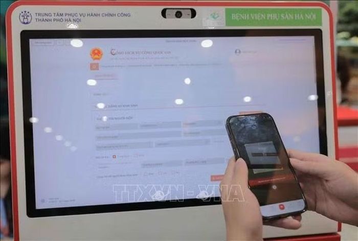 Chỉ mất khoảng 15 phút với vài thao tác quét mã QR, người dân đã hoàn thành thủ tục đăng ký khai sinh cho con nhờ mô hình Kiosk do Trung tâm Phục vụ hành chính công thành phố Hà Nội phối hợp với Bệnh viện Phụ sản Hà Nội triển khai.