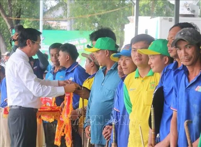 Ông Lê Văn Phước, Phó Chủ tịch UBND tỉnh An Giang trao cờ lưu niệm cho chủ các đôi bò tham gia thi đấu tại Hội đua bò Bảy Núi tỉnh An Giang năm 2026.