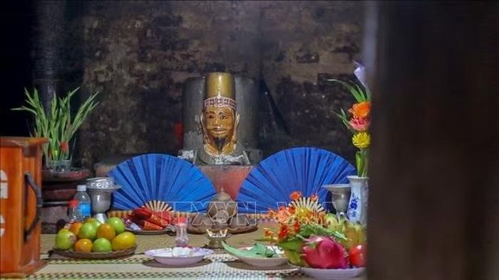 Tượng Mukhalinga kết hợp hình tượng Linga với khuôn mặt vị vua được thờ, phản ánh sự giao thoa giữa tín ngưỡng có nguồn gốc từ Ấn Độ và đời sống văn hóa của cộng đồng Chăm.