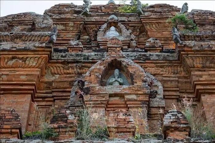 Họa tiết hoa sen trang trí trên các đường diềm của tháp Po Klong Garai là một trong những chi tiết góp phần tạo nên vẻ mềm mại cho công trình chủ yếu được cấu thành từ những khối gạch nung.