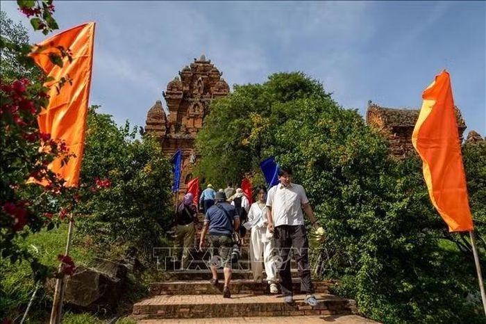 Tháp Chính cao khoảng 20,5 m, nổi bật với hình khối vuông và các tầng mái thu nhỏ dần lên phía trên, thể hiện đặc trưng kiến trúc tháp Chăm.