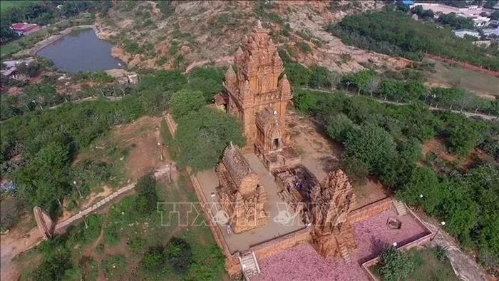 Cụm tháp Po Klong Garai nằm trên đồi Trầu, phường Đô Vinh, tỉnh Khánh Hòa, là một trong những công trình kiến trúc Chăm tiêu biểu còn được bảo tồn đến ngày nay.
